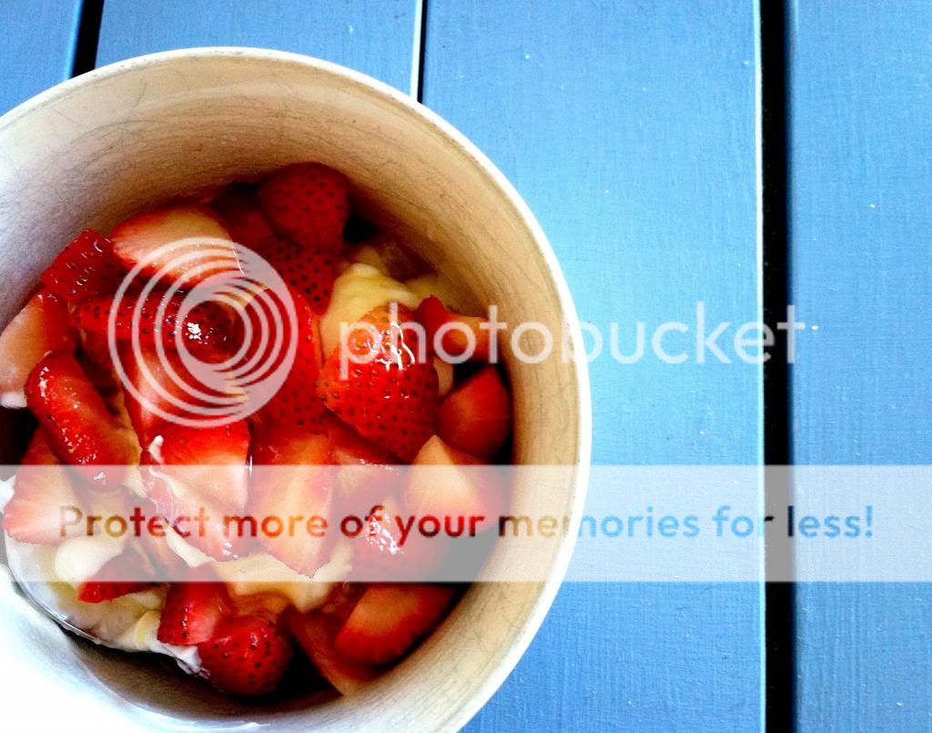 Yogurt with Strawberries with and Honey